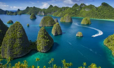 Asmat Tribe & Raja Ampat Expedition:Kaimana – West Papua-Raja Ampat (Aqua Expeditions)